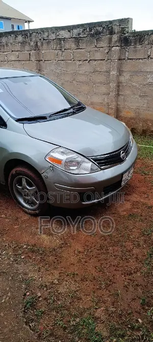 Nissan Versa 2010 Silver
