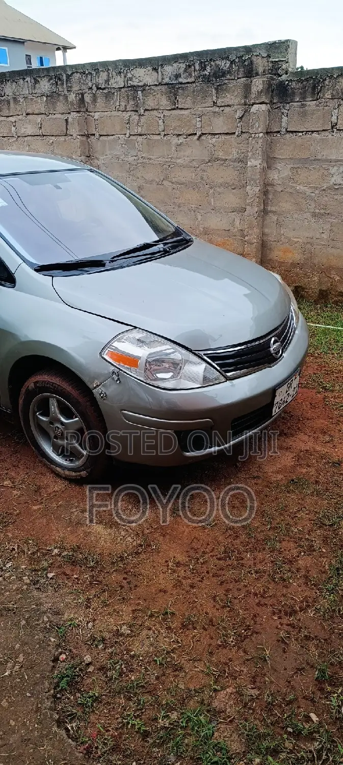 Nissan Versa 2010 Silver