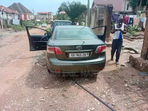 Toyota Avensis 2011 Green