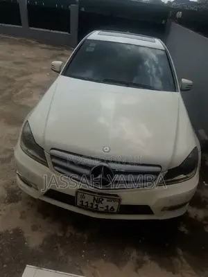 Mercedes-Benz C300 Luxury 4Matic Sedan AWD (3.0L 6cyl 7A) 2011 White