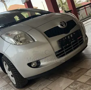 Toyota Yaris Base Hatchback 5dr 2010 Silver