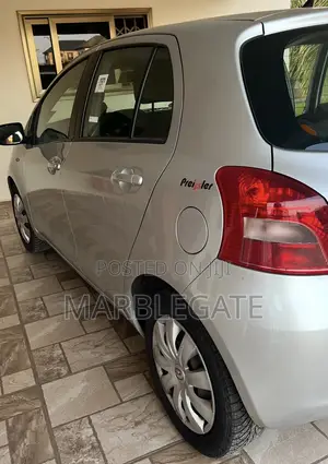 Toyota Yaris Base Hatchback 5dr 2010 Silver