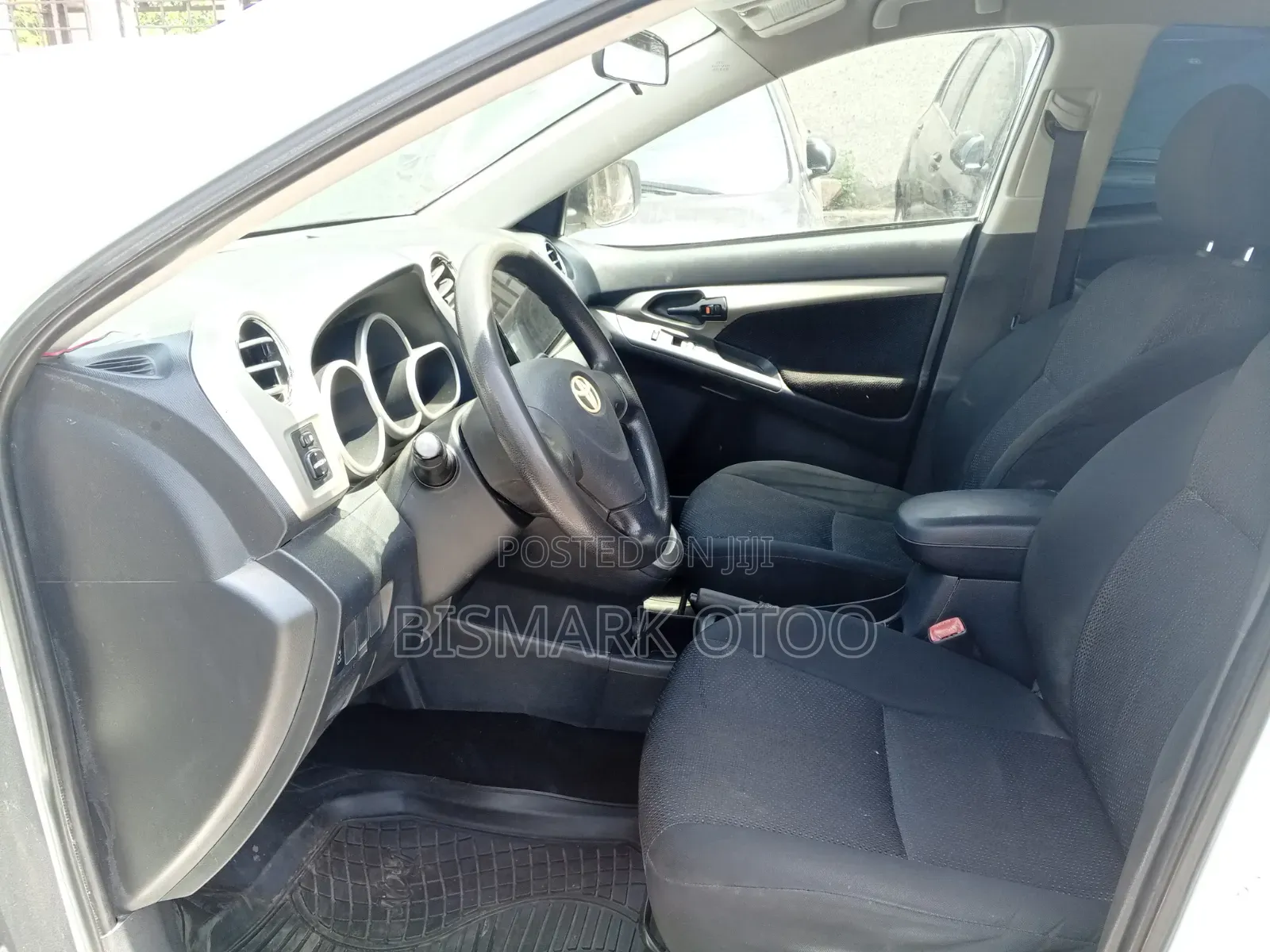 Toyota Matrix Hatchback FWD (1.8L 4cyl 5M) 2010 White