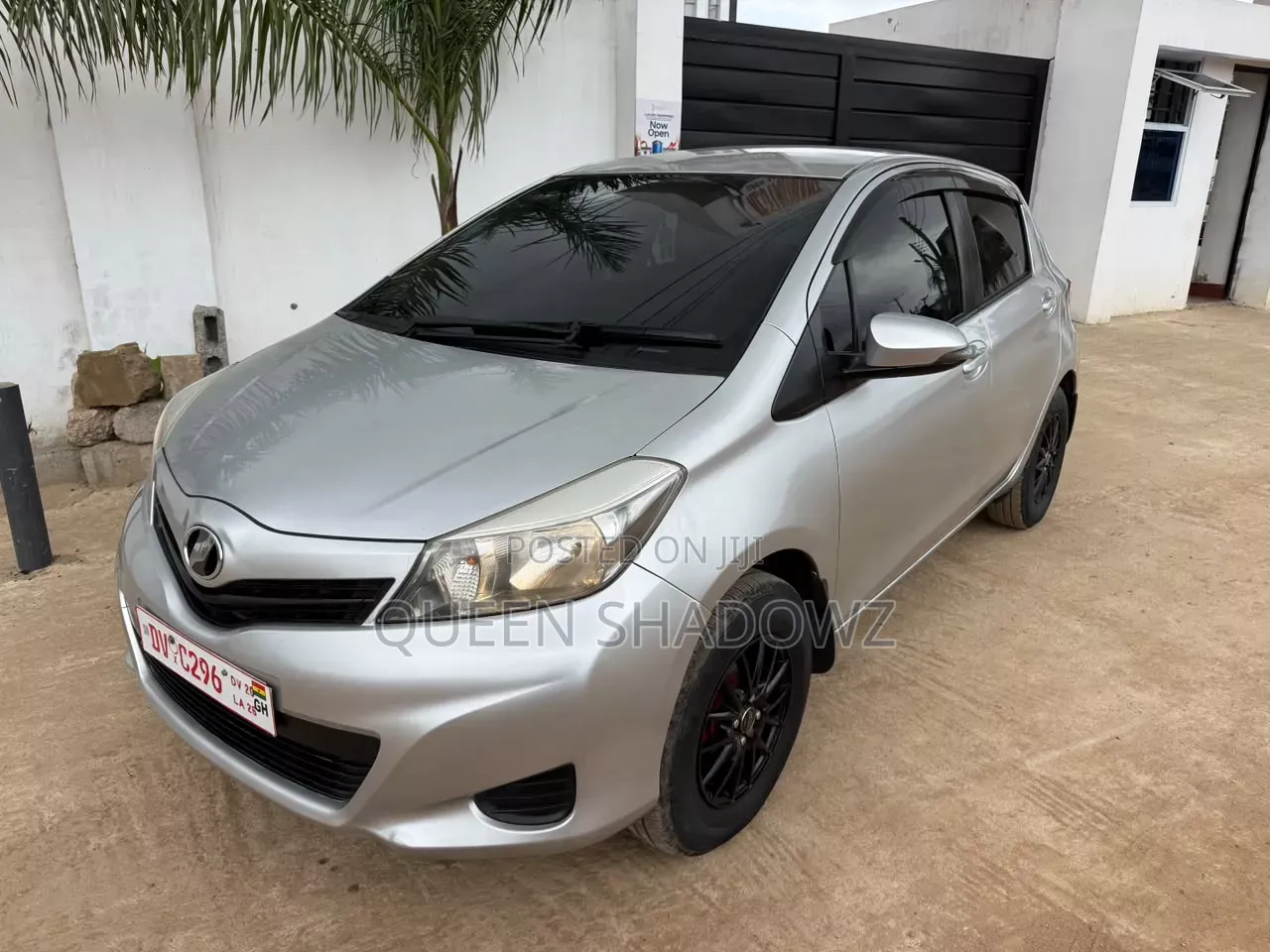 Toyota Vitz 2012 Silver
