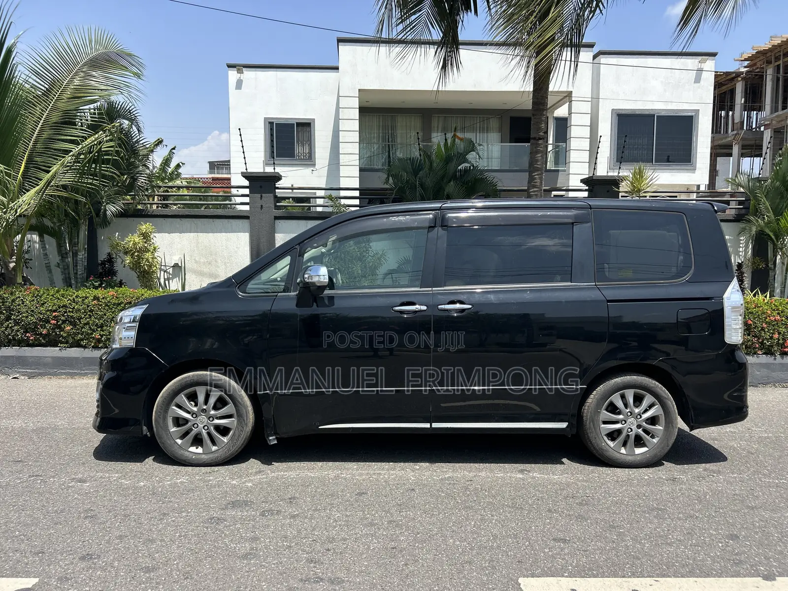 Toyota Voxy ZS 4WD 8-Seater 2013 Black
