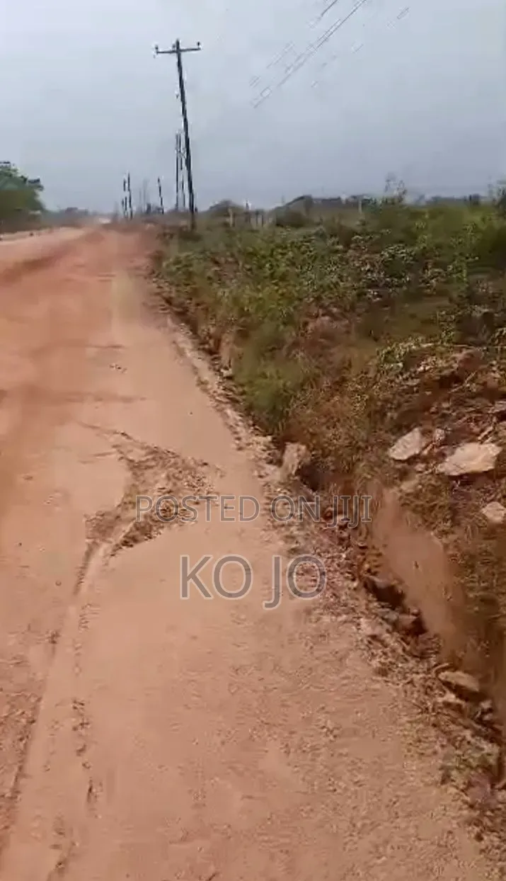 5 Plots of Titled Roadside Land at Dodowa