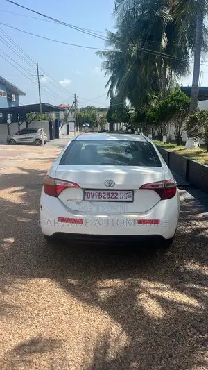 Toyota Corolla LE 4dr Sedan (1.8L 4cyl CVT) 2016 White