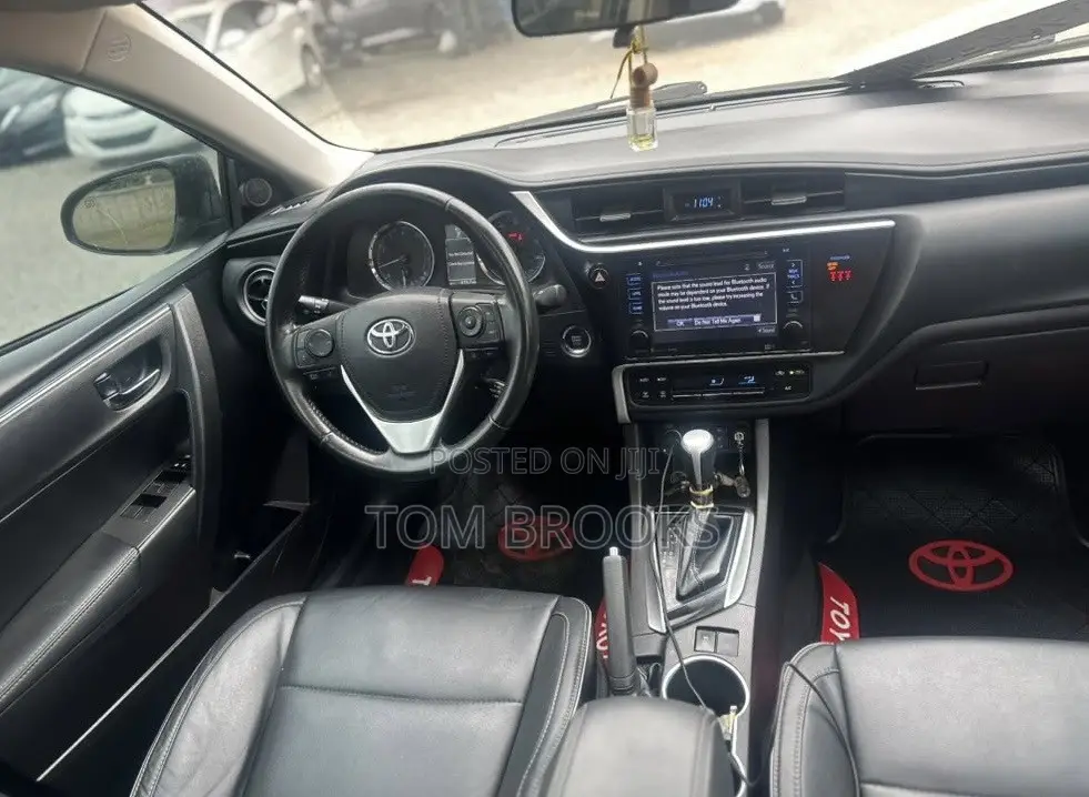 Toyota Corolla XLE (1.8L 4cyl 2A) 2019 Gray