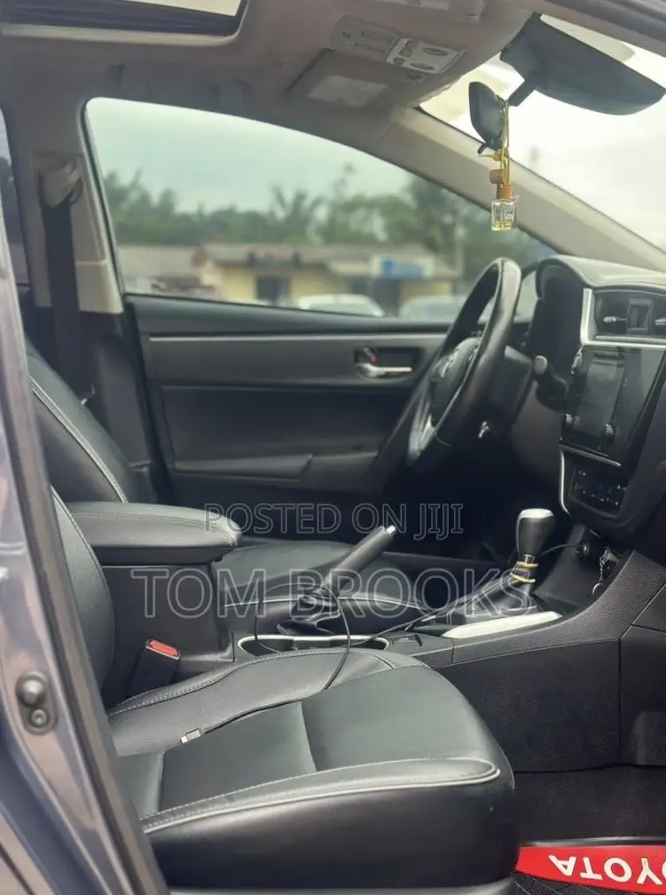 Toyota Corolla XLE (1.8L 4cyl 2A) 2019 Gray
