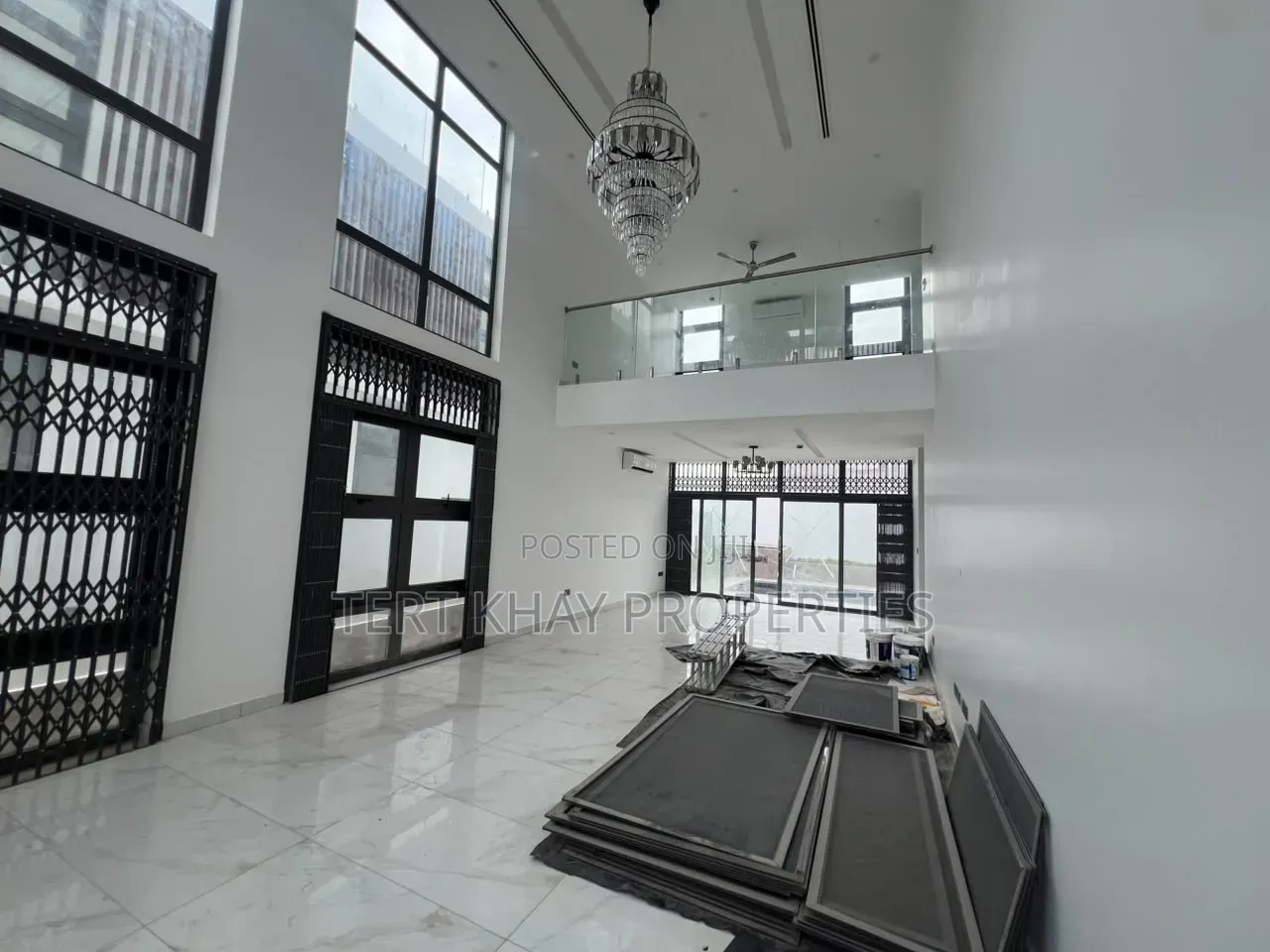 6bdrm House in Labone, Coffee Shop Area for rent