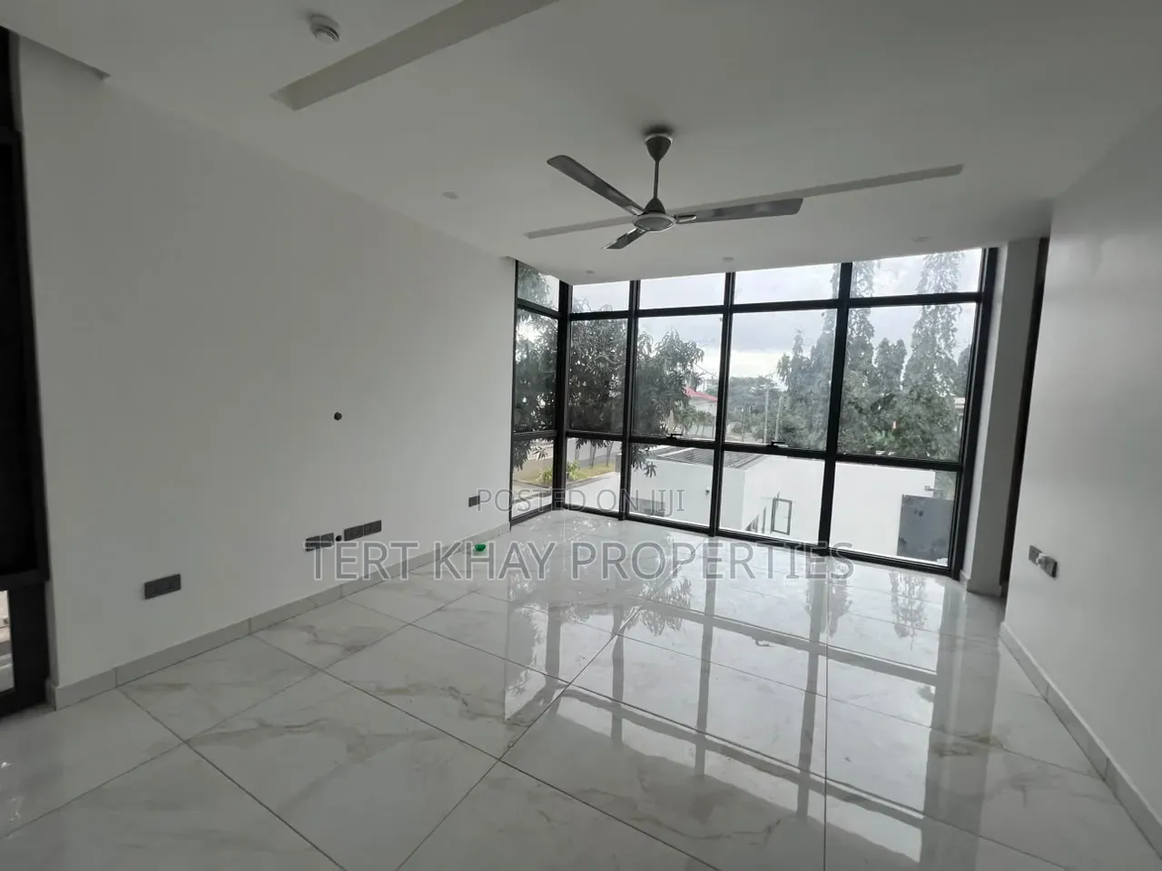 6bdrm House in Labone, Coffee Shop Area for rent