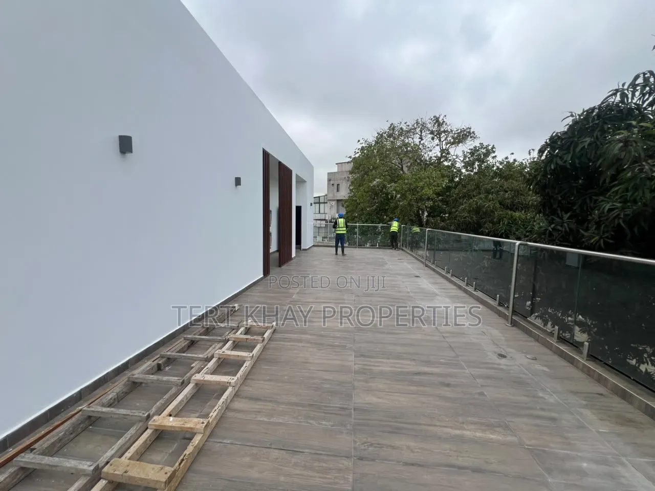 6bdrm House in Labone, Coffee Shop Area for rent