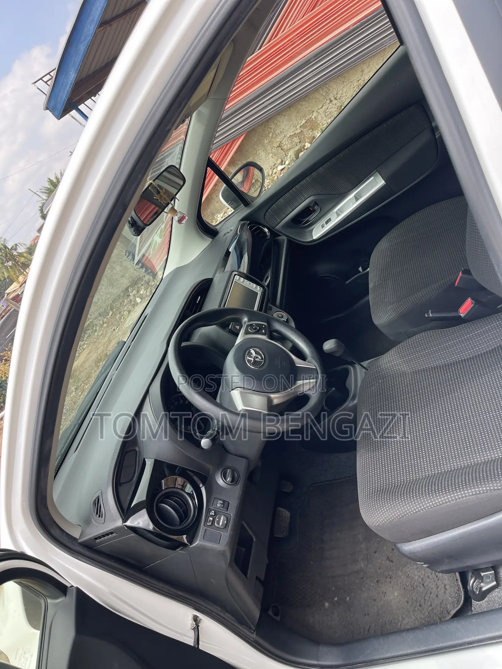 Toyota Vitz 1.3 FWD 5dr 2015 White