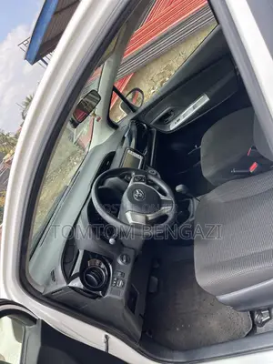 Toyota Vitz 1.3 FWD 5dr 2015 White