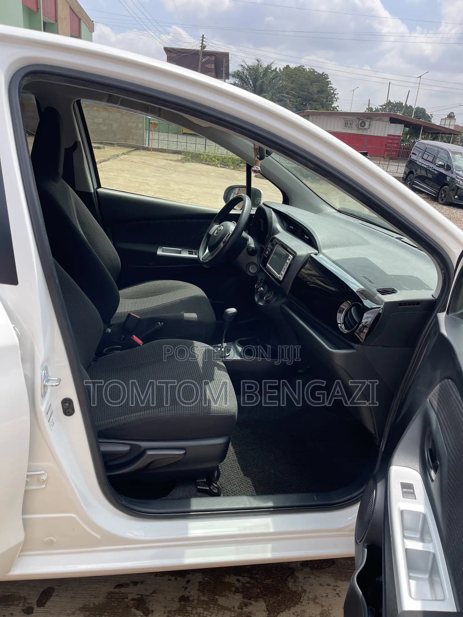 Toyota Vitz 1.3 FWD 5dr 2015 White