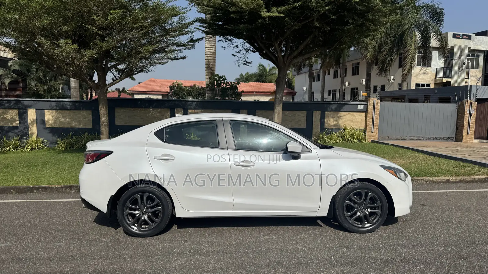 Toyota Yaris L Sedan 4dr 2019 White