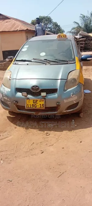 Toyota Vitz 2009 Silver