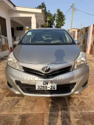 Toyota Vitz 2012 Silver
