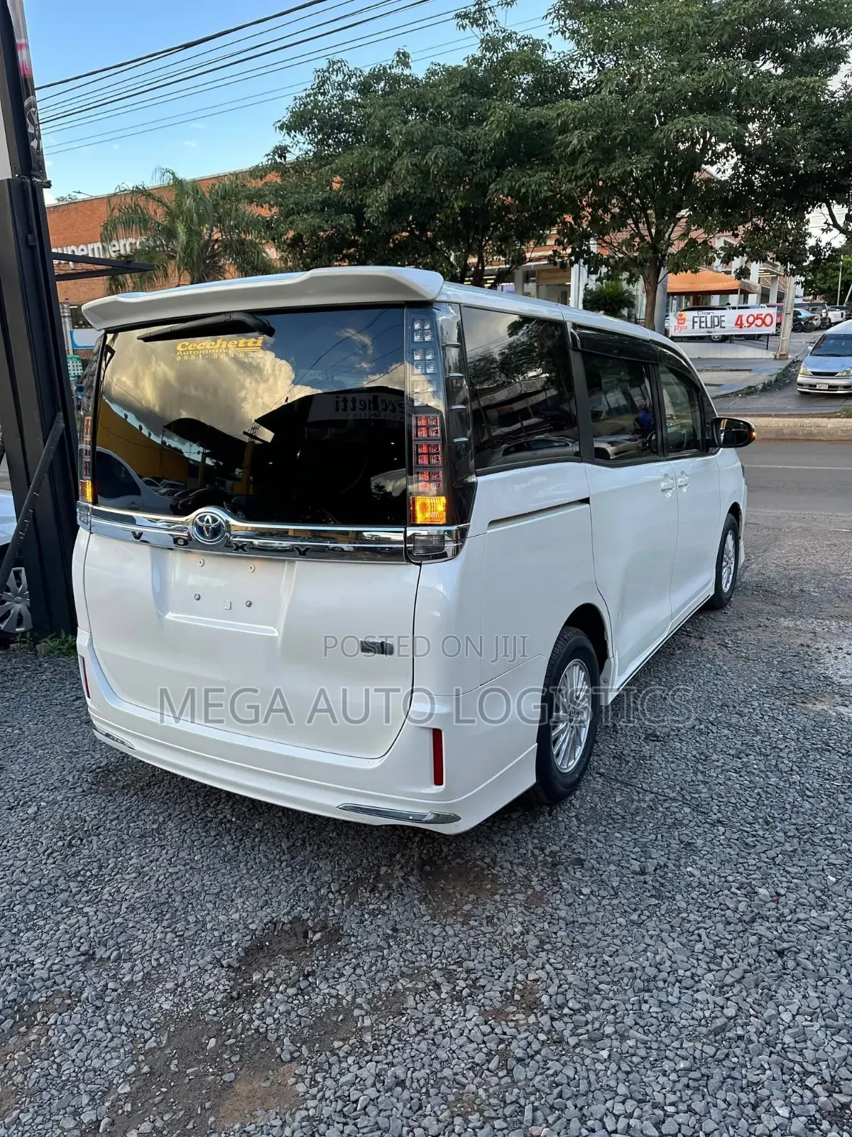 Toyota Voxy V 2WD 8-Seater 2014 White