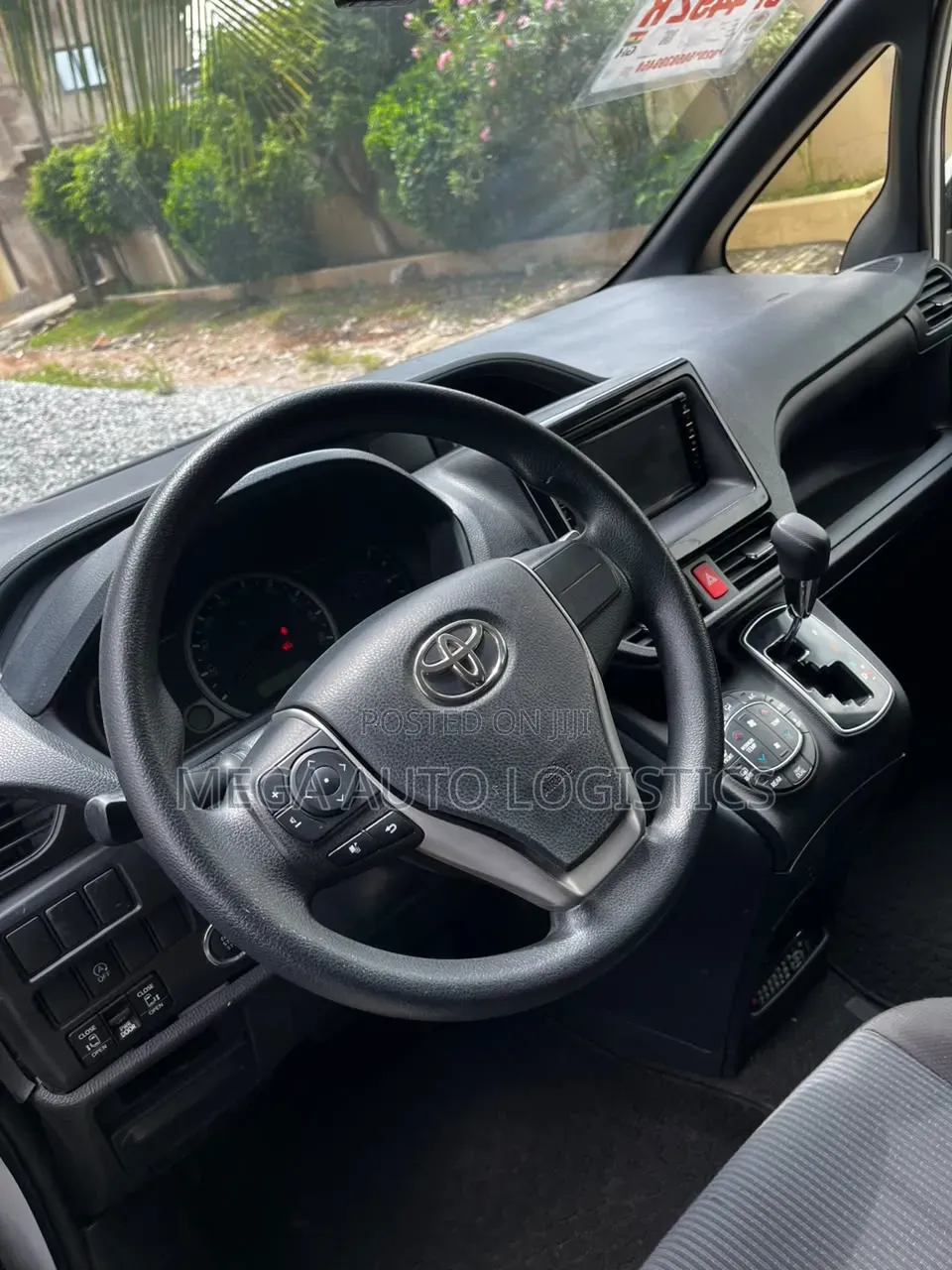 Toyota Voxy V 2WD 8-Seater 2014 White