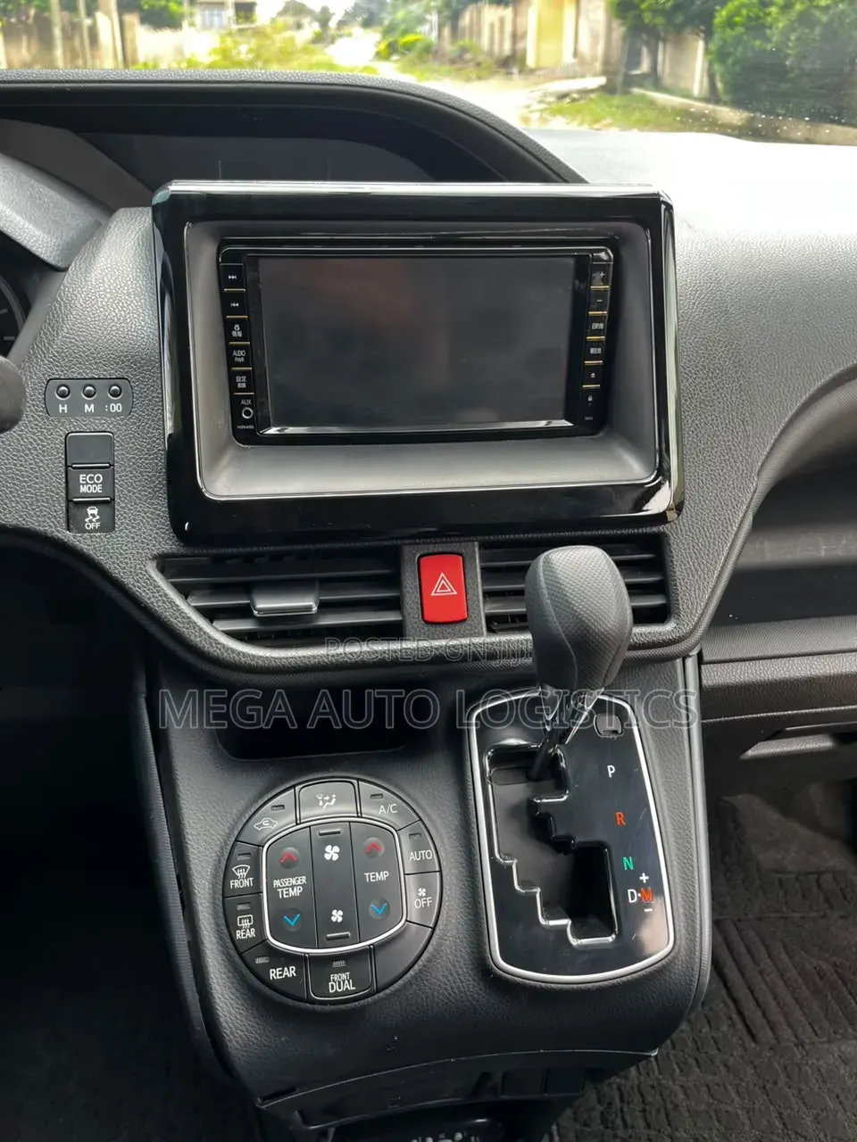 Toyota Voxy V 2WD 8-Seater 2014 White