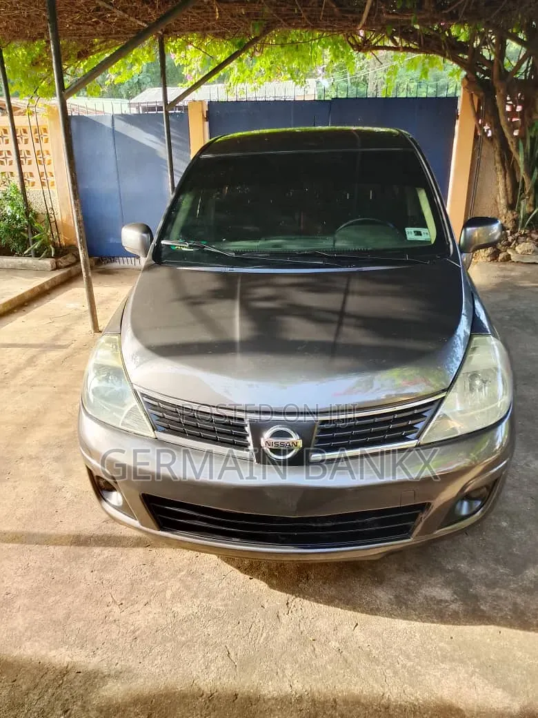 Nissan Versa 2009 Gray