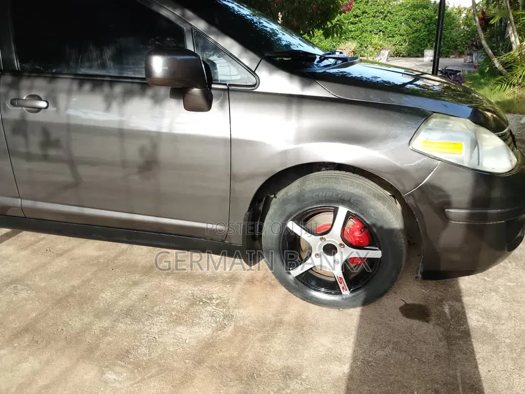 Nissan Versa 2009 Gray
