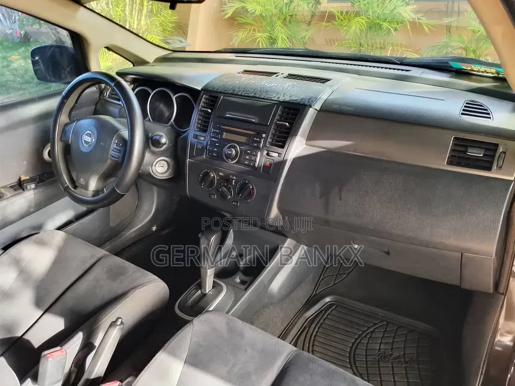 Nissan Versa 2009 Gray