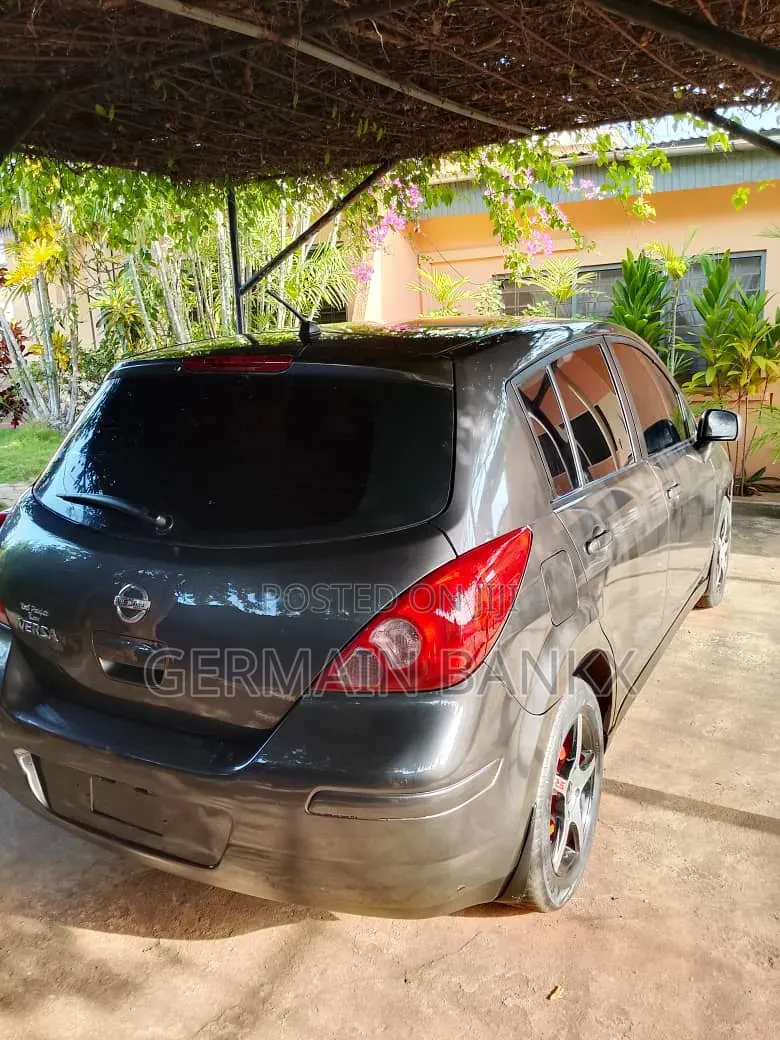 Nissan Versa 2009 Gray