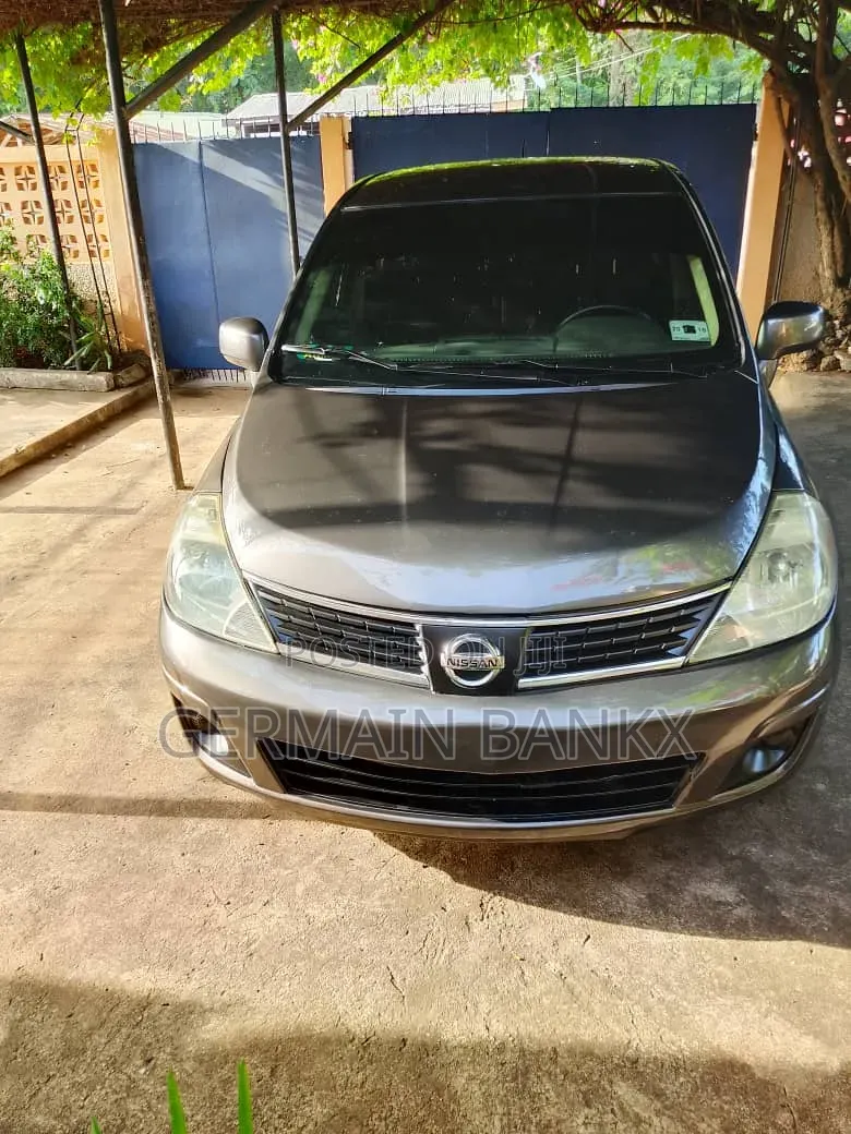 Nissan Versa 2009 Gray
