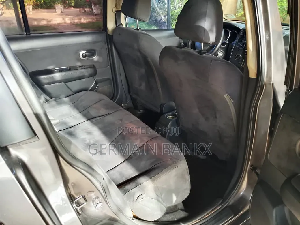 Nissan Versa 2009 Gray