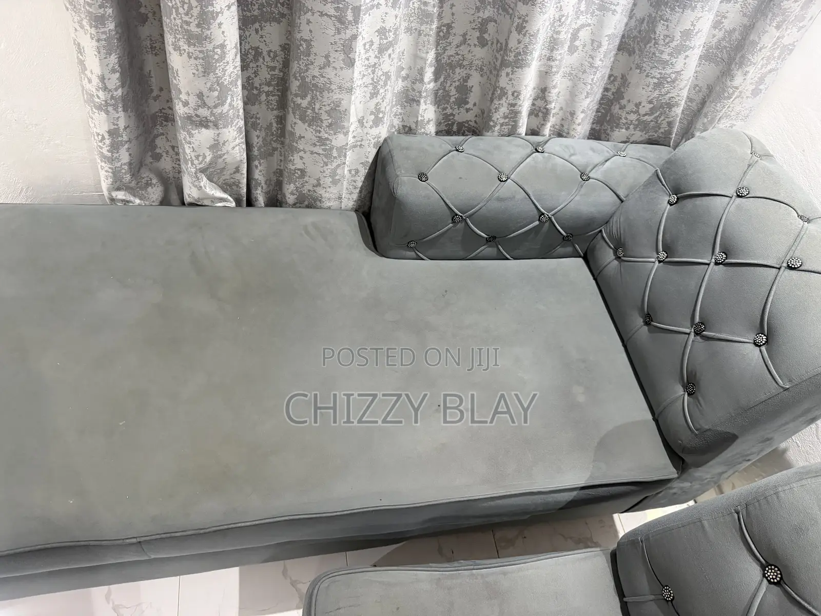 Luxury Grey L-Shaped Sofa – Modern & Stylish Design 4,000cedis Negotia