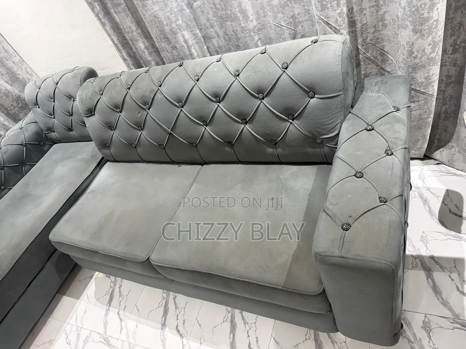 Luxury Grey L-Shaped Sofa – Modern & Stylish Design 4,000cedis Negotia