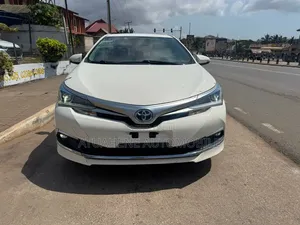 Toyota Corolla SE (1.8L 4cyl 2A) 2019 White