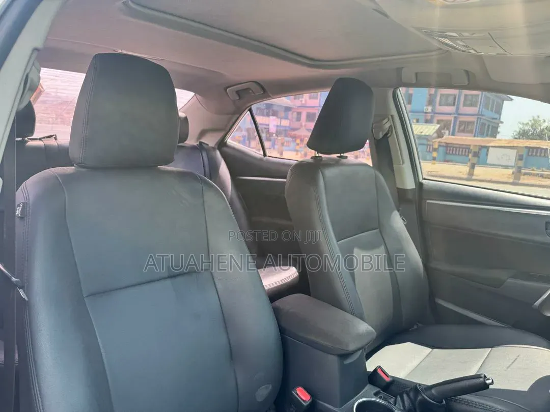 Toyota Corolla SE (1.8L 4cyl 2A) 2019 White