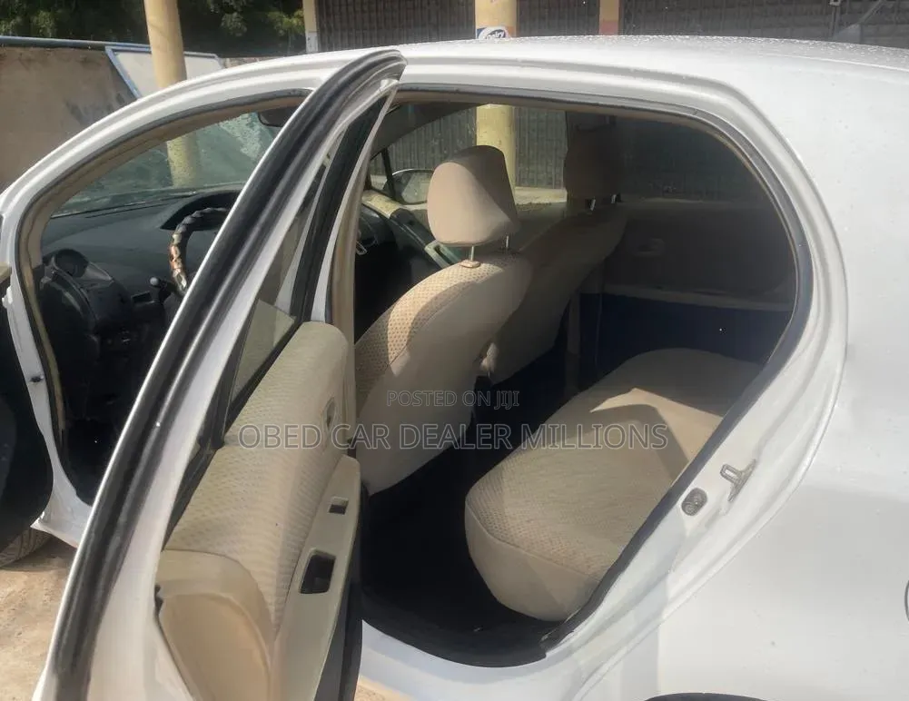 Toyota Vitz 2010 White