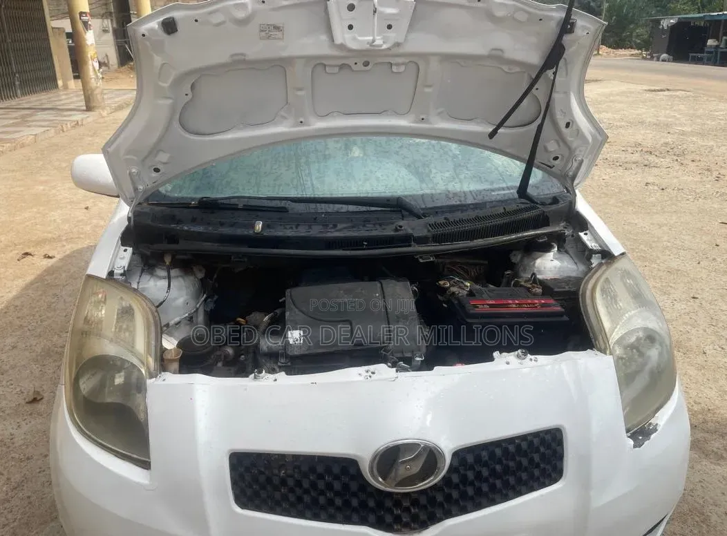 Toyota Vitz 2010 White