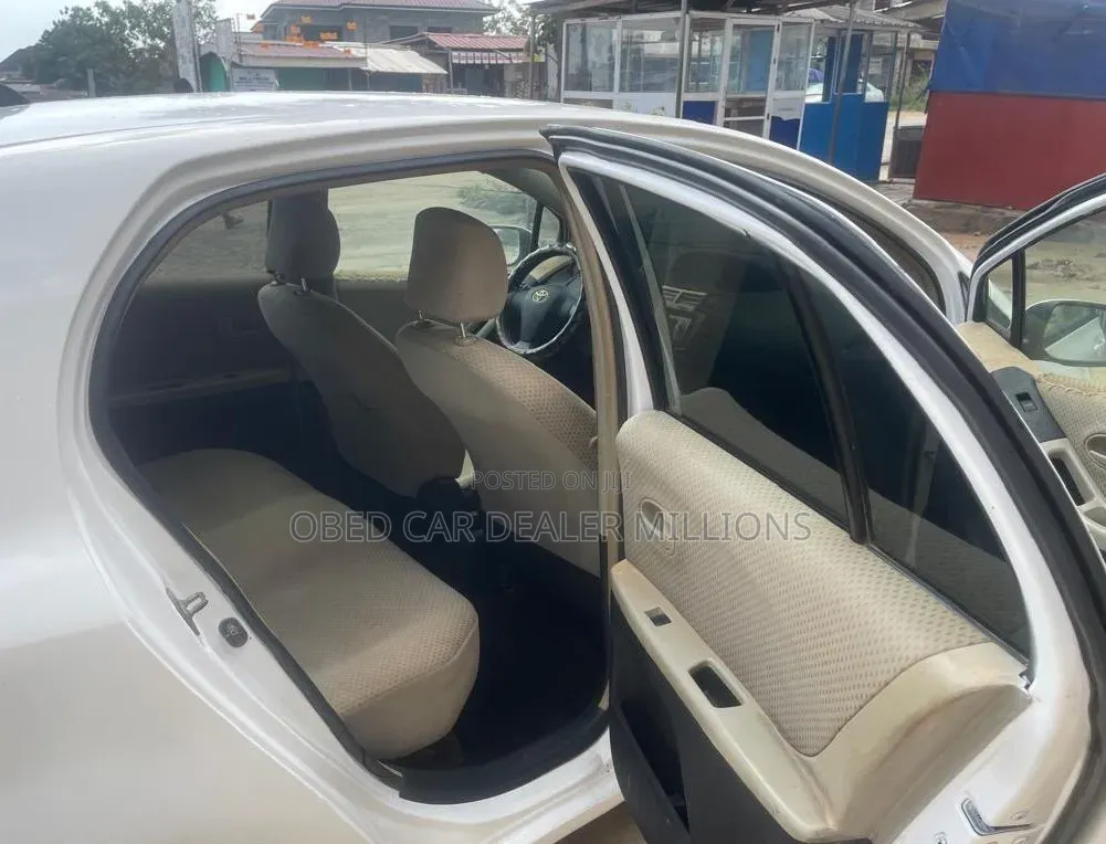 Toyota Vitz 2010 White