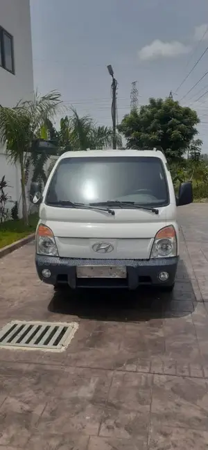 Hyundai H-100 Double-Cab Flatbed Truck