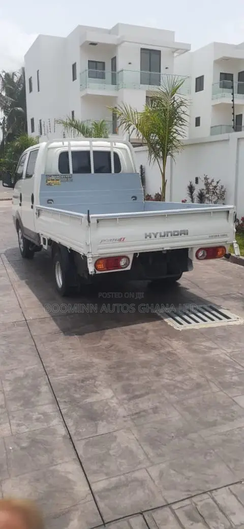 Hyundai H-100 Double-Cab Flatbed Truck