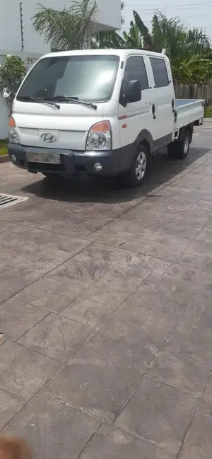 Hyundai H-100 Double-Cab Flatbed Truck
