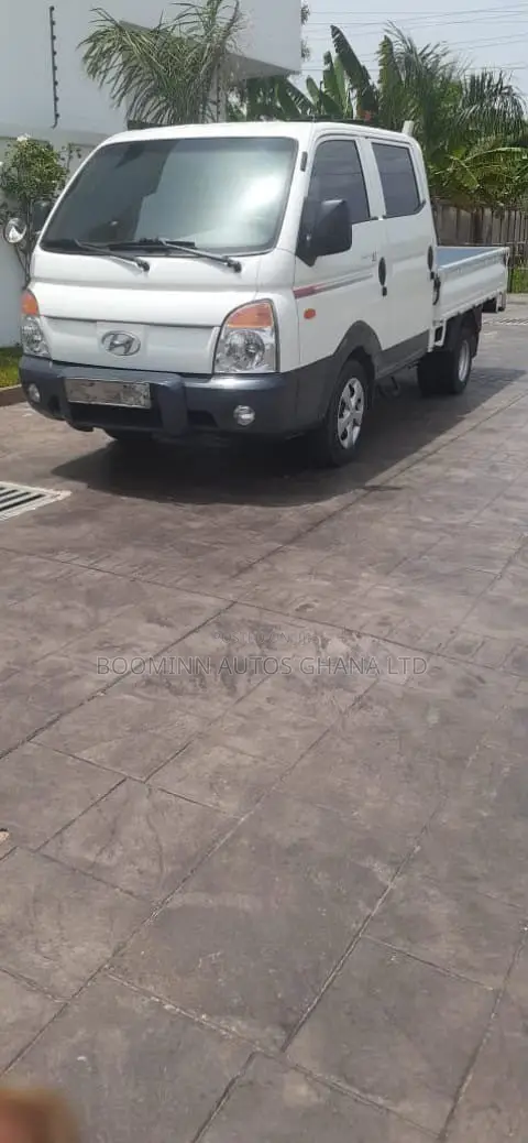 Hyundai H-100 Double-Cab Flatbed Truck