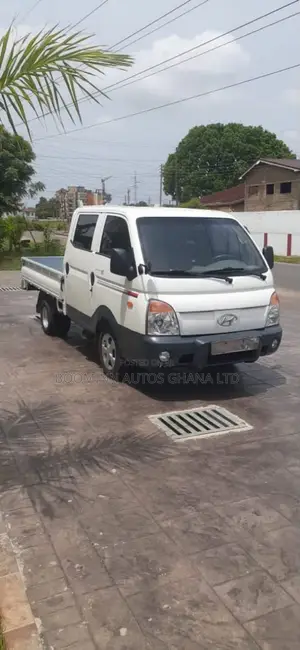 Hyundai H-100 Double-Cab Flatbed Truck