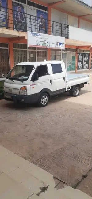 Hyundai H-100 Double-Cab Flatbed Truck