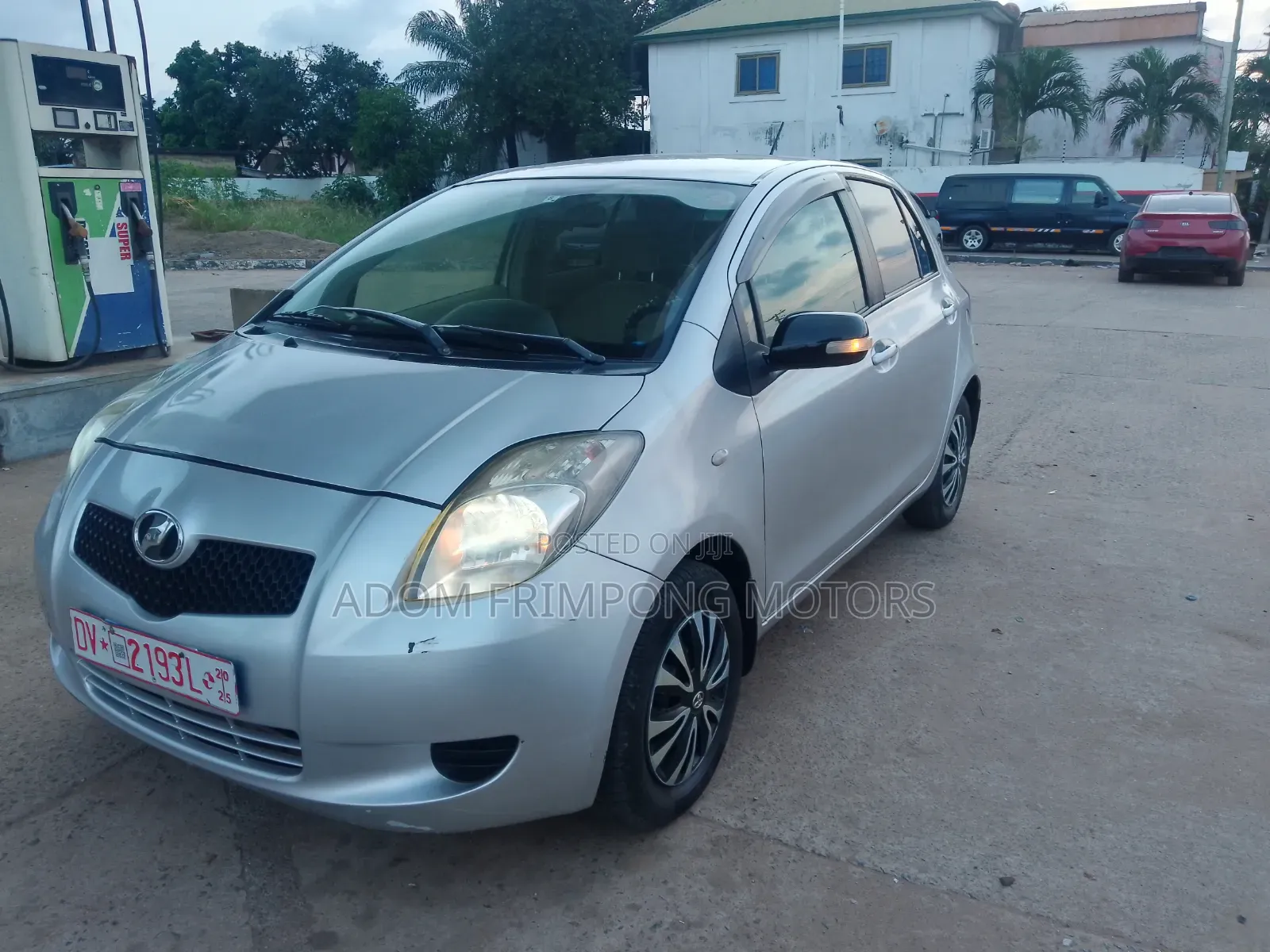 Toyota Vitz 2010 Silver