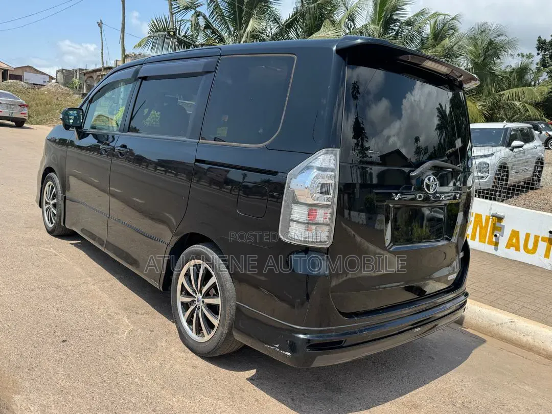 Toyota Voxy X 2WD 8-Seater 2013 Black