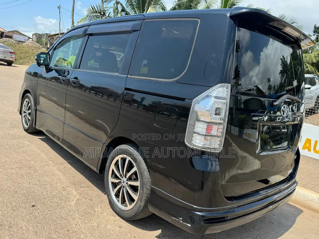 Toyota Voxy X 2WD 8-Seater 2013 Black