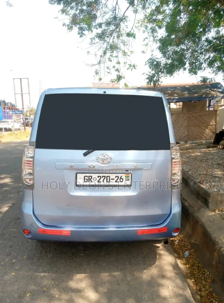 Toyota Voxy V 2WD 8-Seater 2012 Blue