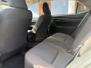 Toyota Corolla LE Eco (1.8L 4cyl 2A) 2018 White