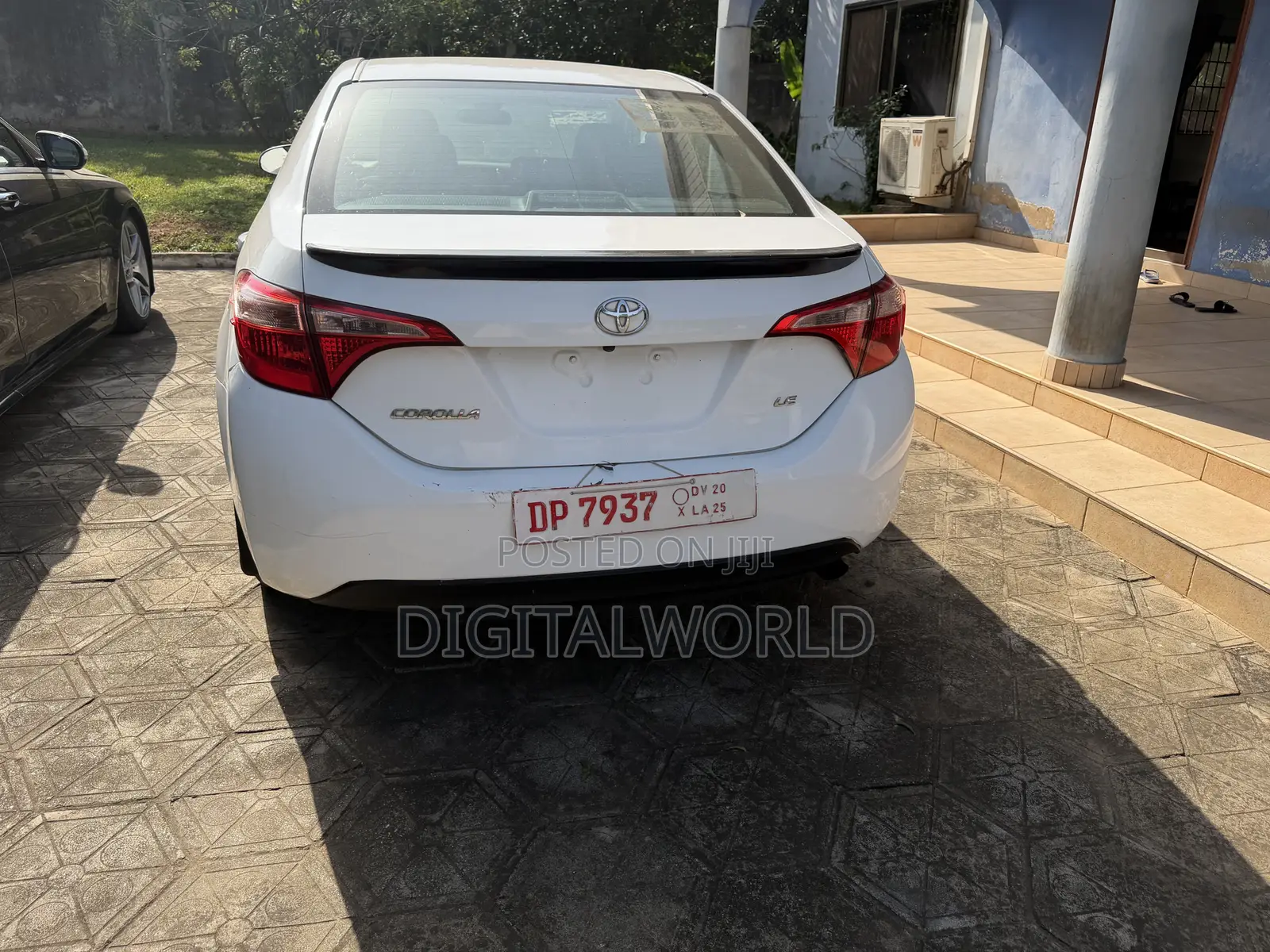 Toyota Corolla LE Eco (1.8L 4cyl 2A) 2018 White